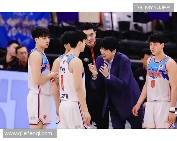 CBA青岛对阵新疆激战正酣球迷热情高涨期待精彩表现